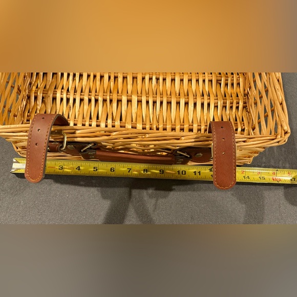 Wicker Picnic Basket with Leather Straps - Picture 4 of 11